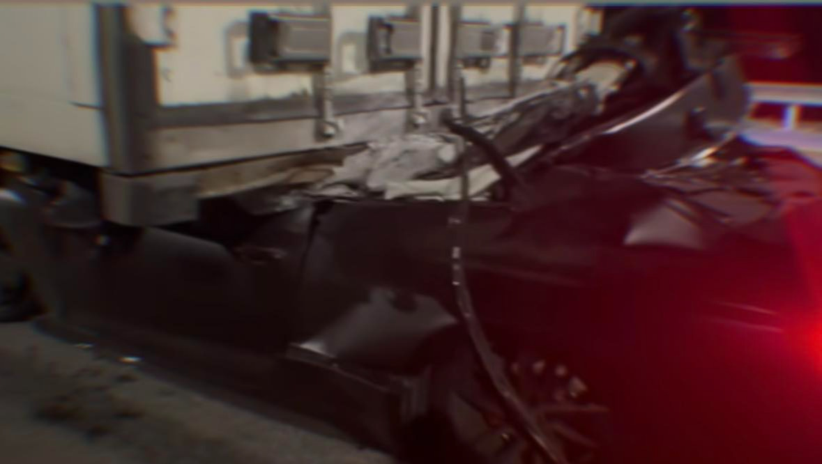 Зогсож байсан автомашины араас мөргөсөн ослын улмаас 5 хүний амь нас хохирчээ